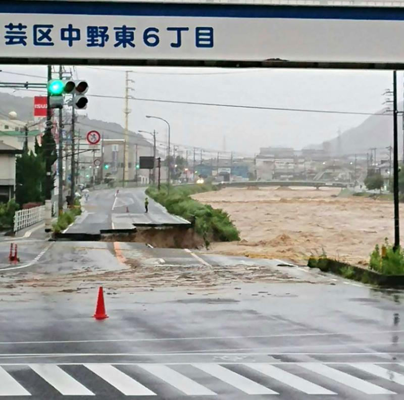 太厲害！廣島豪雨侵襲「導致公路大崩塌」，兩個星期後「神速修復」，完美程度「連補丁色差都看不出」！ 