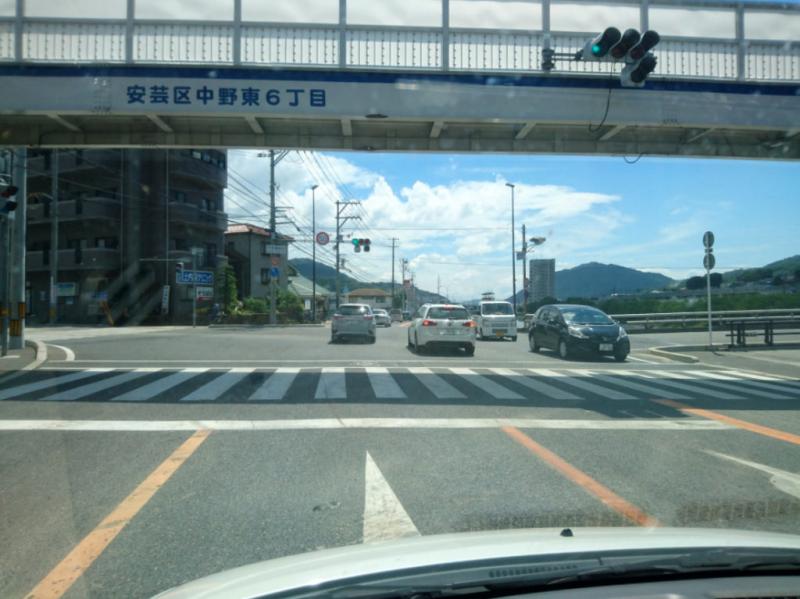 太厲害！廣島豪雨侵襲「導致公路大崩塌」，兩個星期後「神速修復」，完美程度「連補丁色差都看不出」！ 