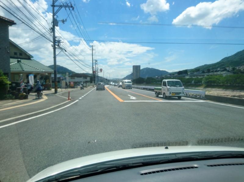 太厲害！廣島豪雨侵襲「導致公路大崩塌」，兩個星期後「神速修復」，完美程度「連補丁色差都看不出」！ 