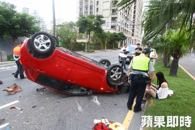 醉不該！短褲妹酒駕撞翻車