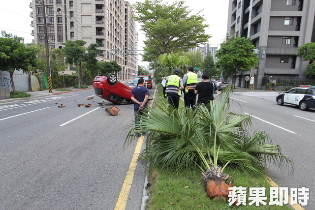 醉不該！短褲妹酒駕撞翻車