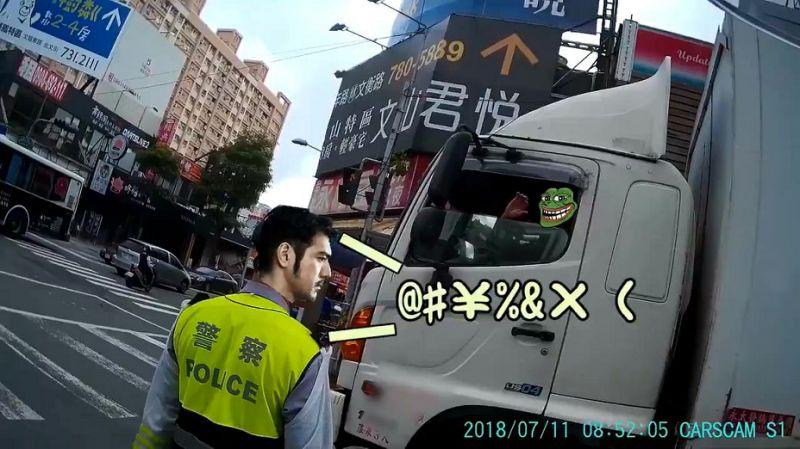 帥翻！貨車狂逼騎士 「金城武警」現身：我開個紅單 