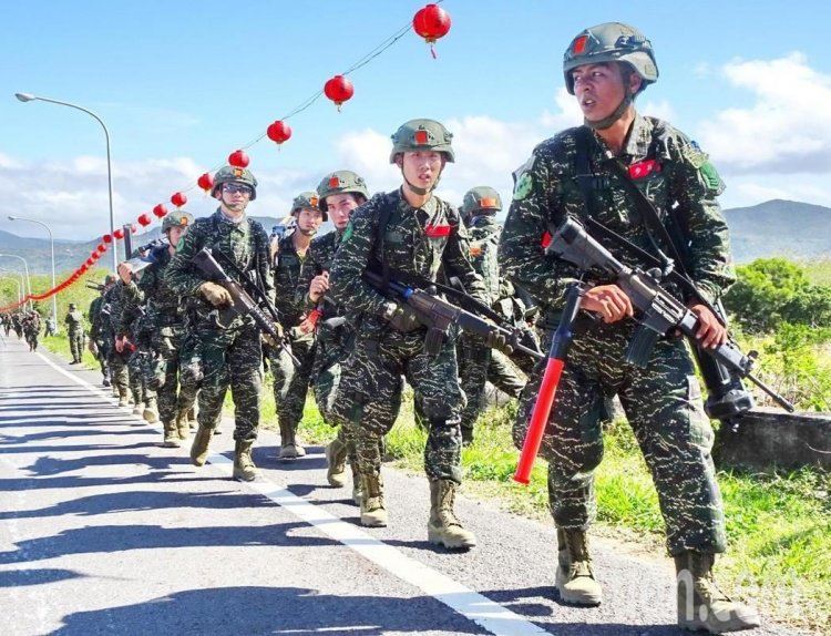  內心超糾結！目的地就在前方...該跟「國軍部隊」借個過嗎？網急喊母湯：會被操翻！