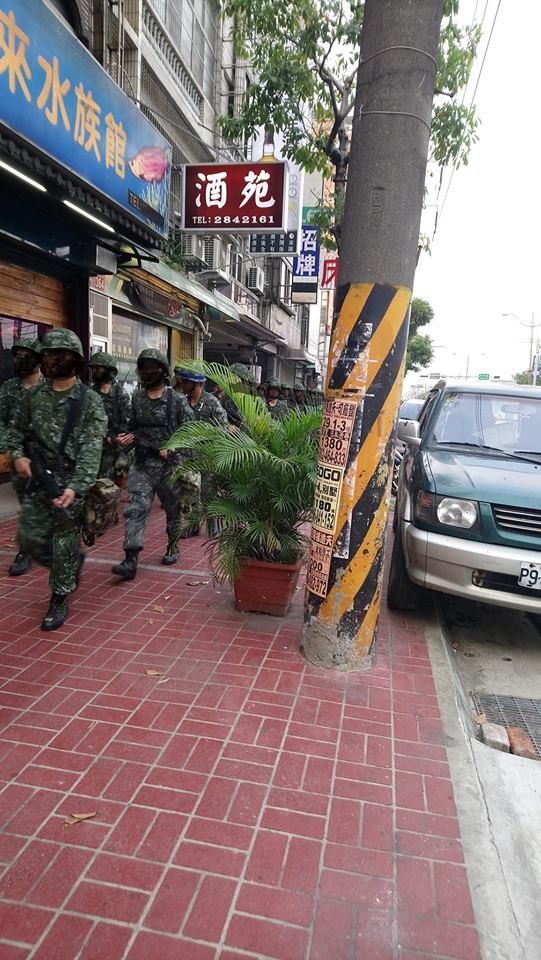  內心超糾結！目的地就在前方...該跟「國軍部隊」借個過嗎？網急喊母湯：會被操翻！