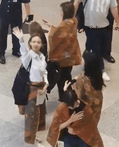 [TWICE][分享]180728 遺憾但暖心…TWICE成員離開馬來西亞跟機場once們揮手道別 