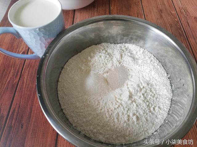 2碗麵粉，一杯牛奶，不用一滴水，教你在家做奶香紫薯小饅頭