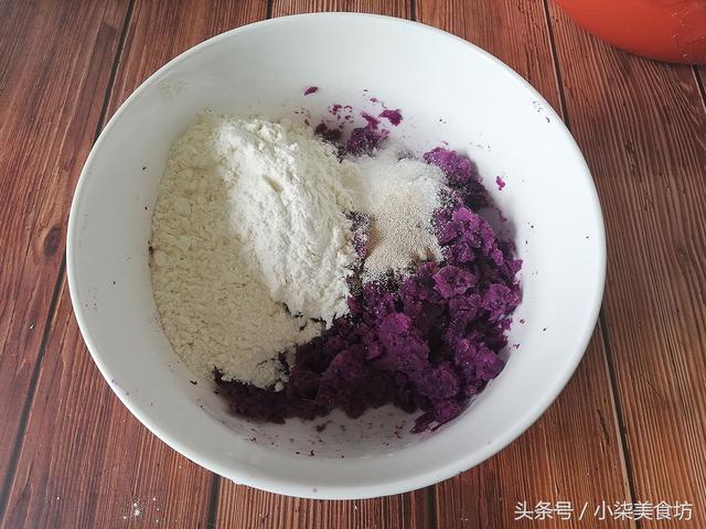 2碗麵粉，一杯牛奶，不用一滴水，教你在家做奶香紫薯小饅頭