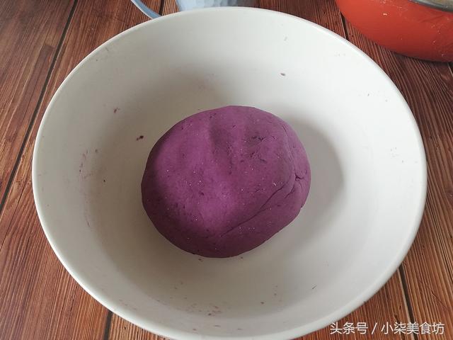 2碗麵粉，一杯牛奶，不用一滴水，教你在家做奶香紫薯小饅頭