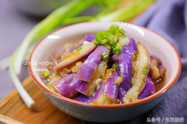 茄子這樣做，沒放油，吃著清爽美味，還有蒸茄子不變色的妙招
