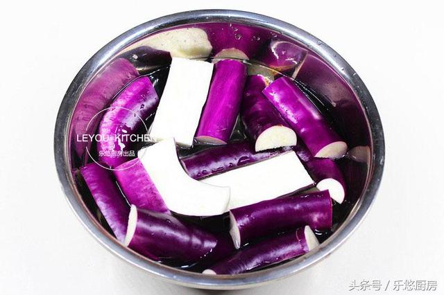 茄子這樣做，沒放油，吃著清爽美味，還有蒸茄子不變色的妙招