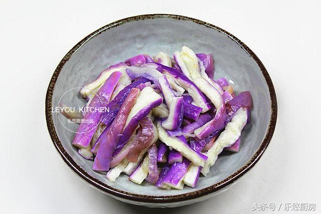 茄子這樣做，沒放油，吃著清爽美味，還有蒸茄子不變色的妙招