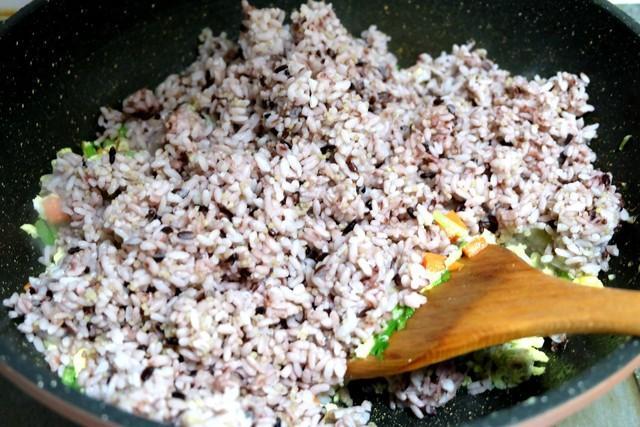 總用白米飯做蛋炒飯太沒創意了，來看看三米飯做的家常炒飯吧