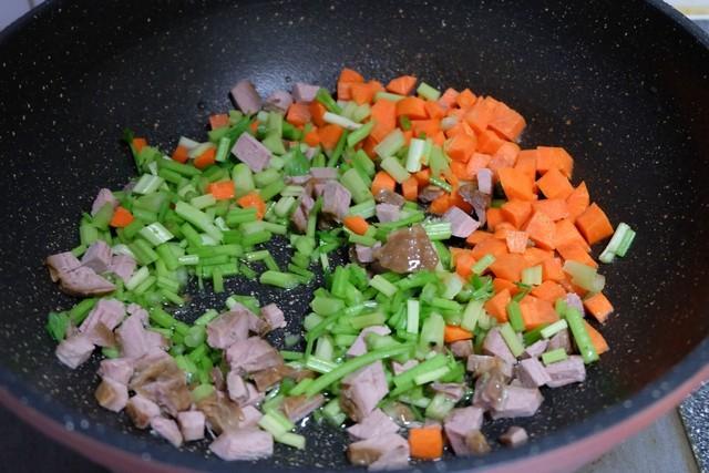 總用白米飯做蛋炒飯太沒創意了，來看看三米飯做的家常炒飯吧