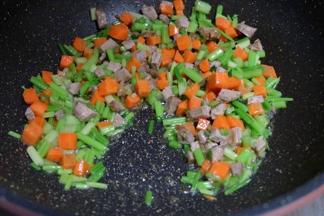總用白米飯做蛋炒飯太沒創意了，來看看三米飯做的家常炒飯吧