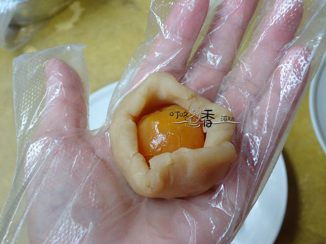 中秋節月餅這樣做，口口酥軟、蛋黃油潤起沙，比披薩美味