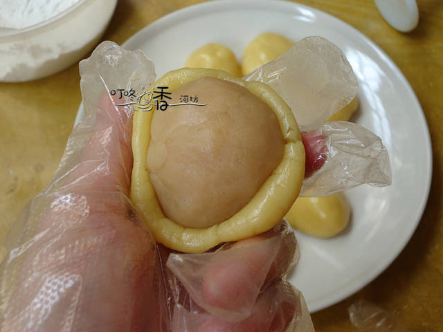 中秋節月餅這樣做，口口酥軟、蛋黃油潤起沙，比披薩美味