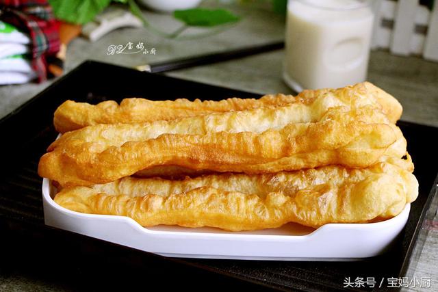 我炸油條不用發麵，放一天都不皮，家人吃了好幾年都不夠 ！
