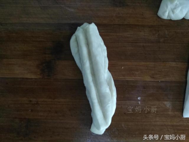 我炸油條不用發麵，放一天都不皮，家人吃了好幾年都不夠 ！