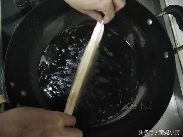 我炸油條不用發麵，放一天都不皮，家人吃了好幾年都不夠 ！