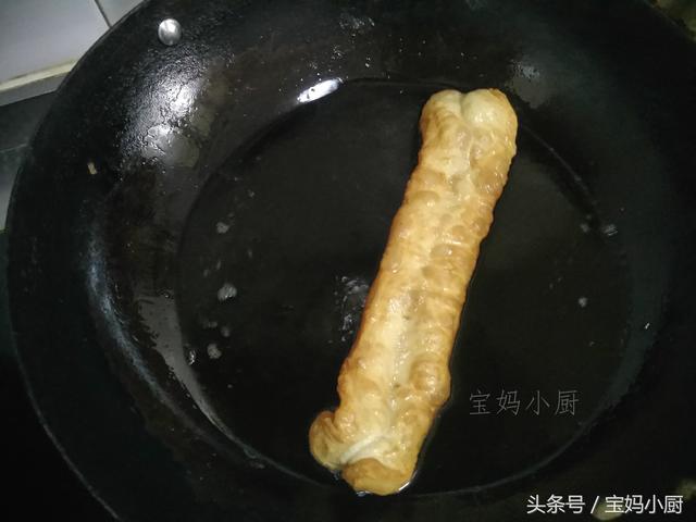 我炸油條不用發麵，放一天都不皮，家人吃了好幾年都不夠 ！