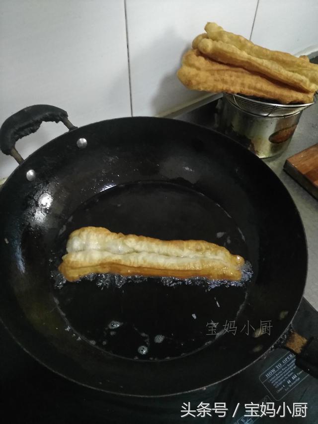 我炸油條不用發麵，放一天都不皮，家人吃了好幾年都不夠 ！