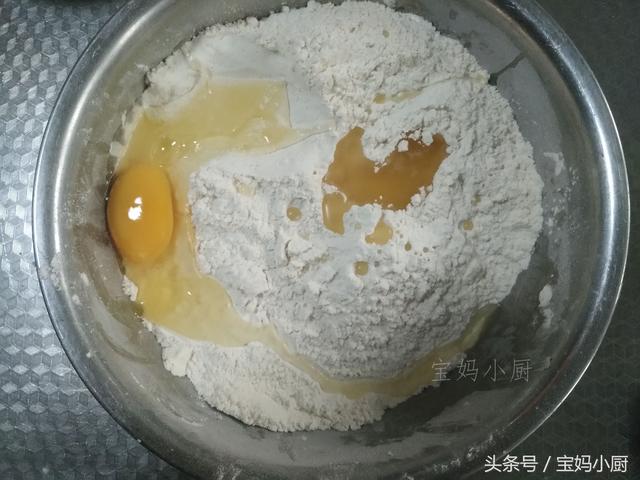 我炸油條不用發麵，放一天都不皮，家人吃了好幾年都不夠 ！