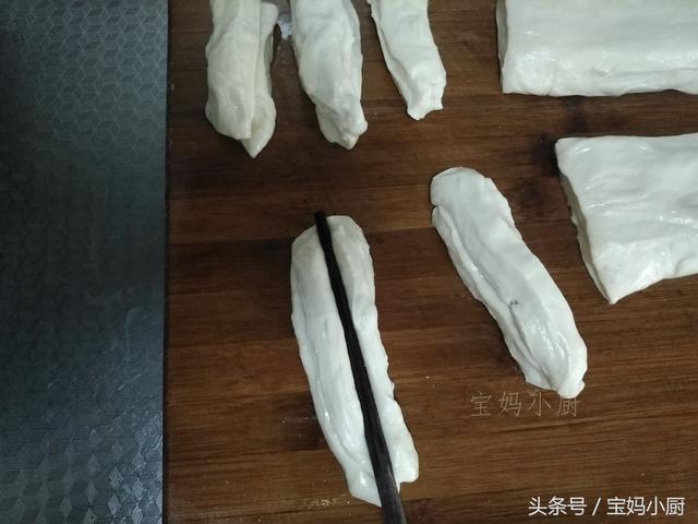 我炸油條不用發麵，放一天都不皮，家人吃了好幾年都不夠 ！