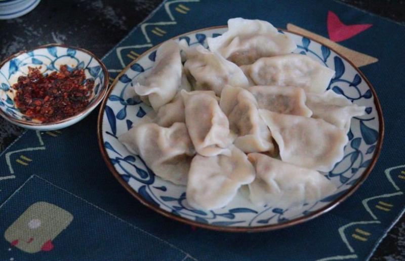 誰說三鮮水餃用韭菜才鮮美？用它調餡，鮮香四溢，比韭菜好吃10倍