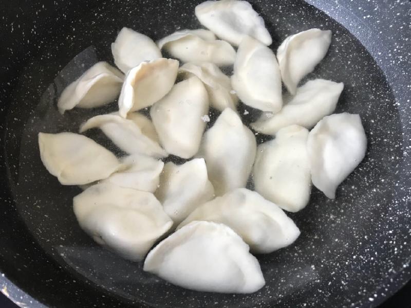 誰說三鮮水餃用韭菜才鮮美？用它調餡，鮮香四溢，比韭菜好吃10倍