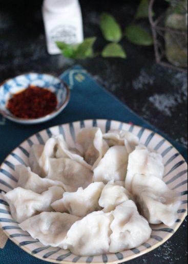 誰說三鮮水餃用韭菜才鮮美？用它調餡，鮮香四溢，比韭菜好吃10倍