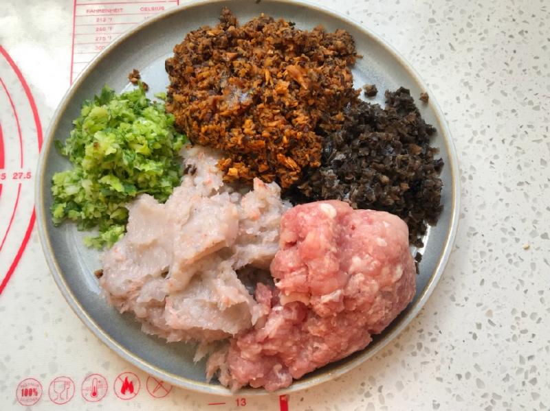 誰說三鮮水餃用韭菜才鮮美？用它調餡，鮮香四溢，比韭菜好吃10倍