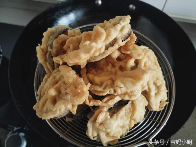 茄子這做法一年四季吃不夠，外酥里嫩一咬咔咔脆，一做就得兩大盤 