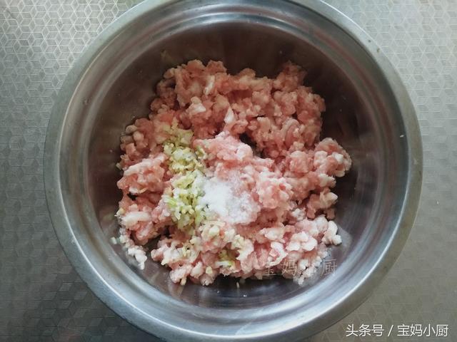 茄子這做法一年四季吃不夠，外酥里嫩一咬咔咔脆，一做就得兩大盤 