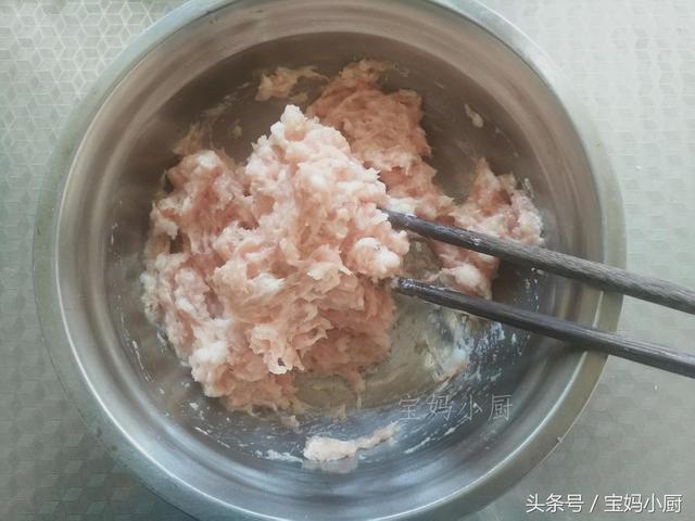 茄子這做法一年四季吃不夠，外酥里嫩一咬咔咔脆，一做就得兩大盤 
