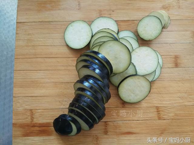 茄子這做法一年四季吃不夠，外酥里嫩一咬咔咔脆，一做就得兩大盤 