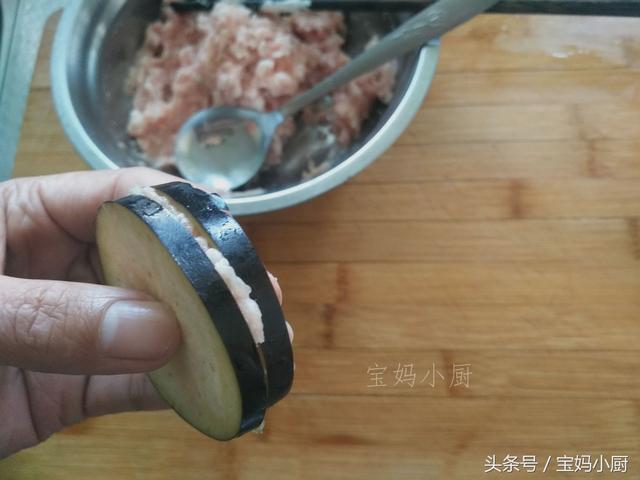 茄子這做法一年四季吃不夠，外酥里嫩一咬咔咔脆，一做就得兩大盤 