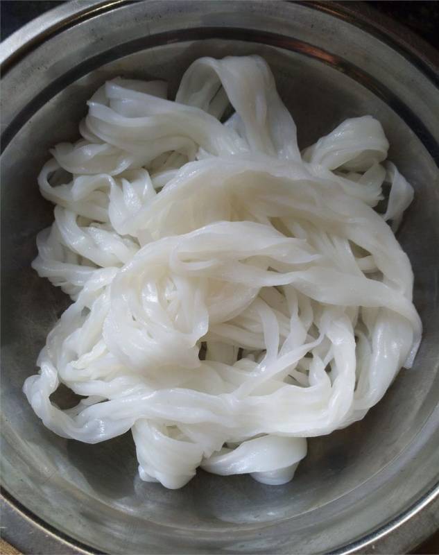 河粉不用炒就這樣吃，只要拌一拌，滑嫩入味一碗不夠吃！