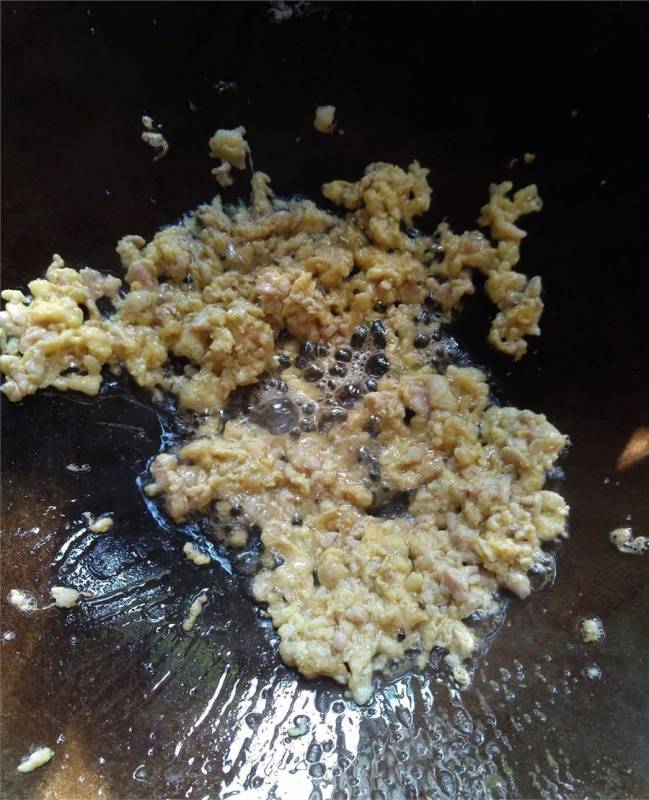 河粉不用炒就這樣吃，只要拌一拌，滑嫩入味一碗不夠吃！