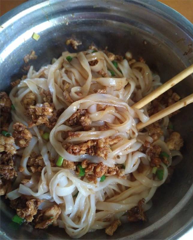 河粉不用炒就這樣吃，只要拌一拌，滑嫩入味一碗不夠吃！