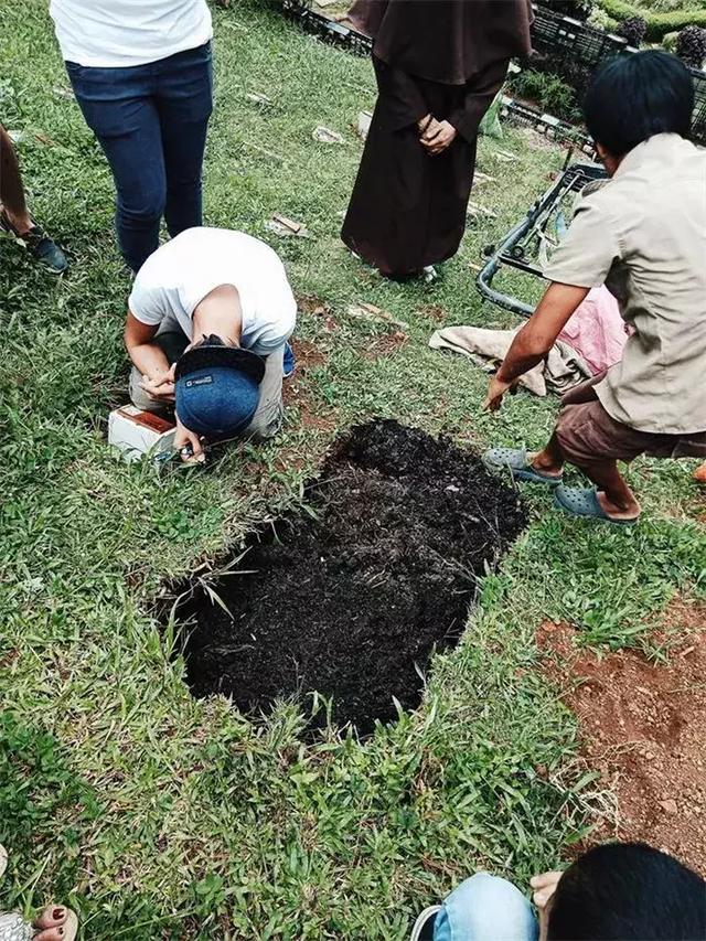 鏟屎官給阿拉斯加舉辦葬禮，入殮師給狗狗撒上鮮花，主人泣不成聲