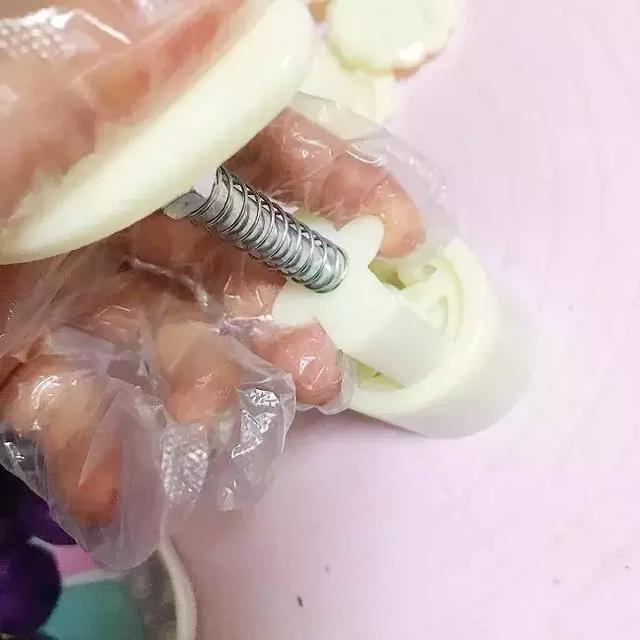 不用烤箱不用油，2款自製健康月餅，寶寶也能放心吃！