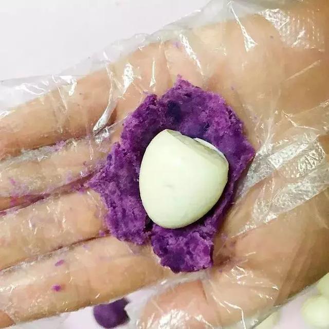 不用烤箱不用油，2款自製健康月餅，寶寶也能放心吃！