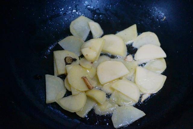 土豆和它是好搭檔，炒時加上它，滿屋飄香
