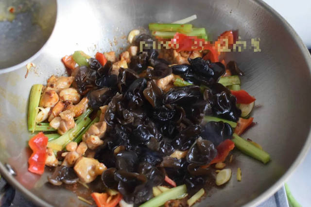 這麼做雞腿，入味、爽滑，孩子一定會搶著吃！