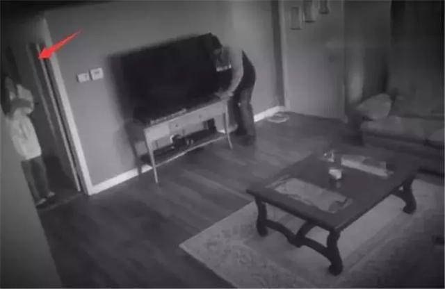 女主人被狗狗保護，鬥牛犬制服壞人救下主人，五種保護女生的萌犬