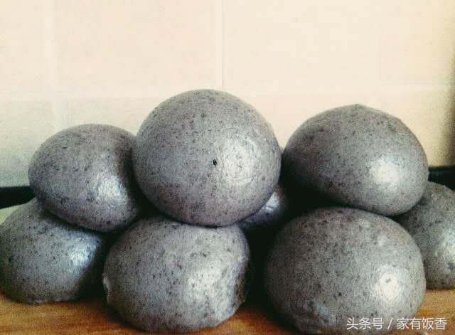 黑芝麻別再卷花捲了，把芝麻揉進麵粉里，上鍋蒸一蒸，香軟特好吃