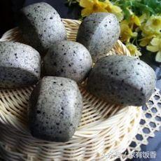 黑芝麻別再卷花捲了，把芝麻揉進麵粉里，上鍋蒸一蒸，香軟特好吃