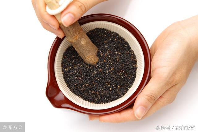 黑芝麻別再卷花捲了，把芝麻揉進麵粉里，上鍋蒸一蒸，香軟特好吃