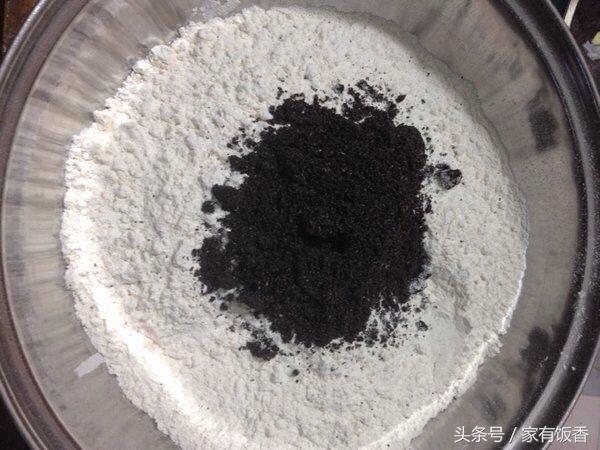 黑芝麻別再卷花捲了，把芝麻揉進麵粉里，上鍋蒸一蒸，香軟特好吃