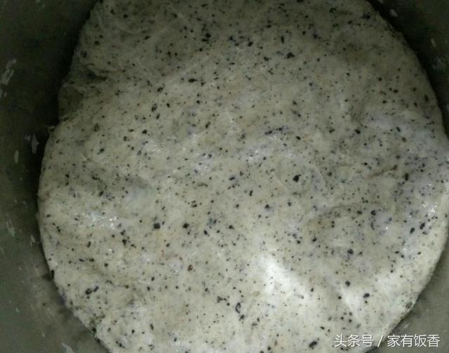 黑芝麻別再卷花捲了，把芝麻揉進麵粉里，上鍋蒸一蒸，香軟特好吃